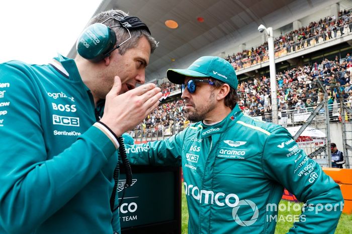 Fernando Alonso, Aston Martin F1 Team, en la parrilla de salida