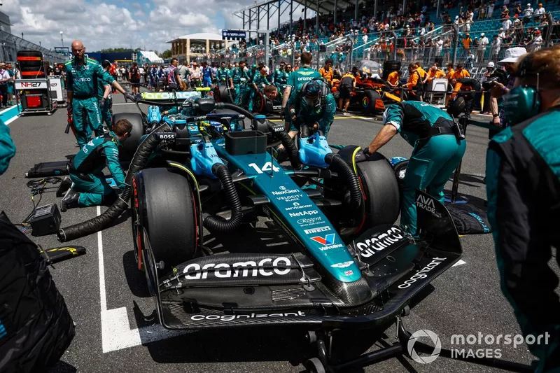 Les mécaniciens d'Aston Martin travaillent sur la voiture de Fernando Alonso, Aston Martin AMR24