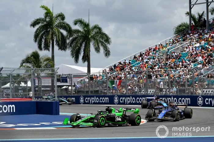 Valtteri Bottas, Stake F1 Team Kick Sauber C44, lidera Alex Albon, Williams FW46, y Esteban Ocon, Alpine A524