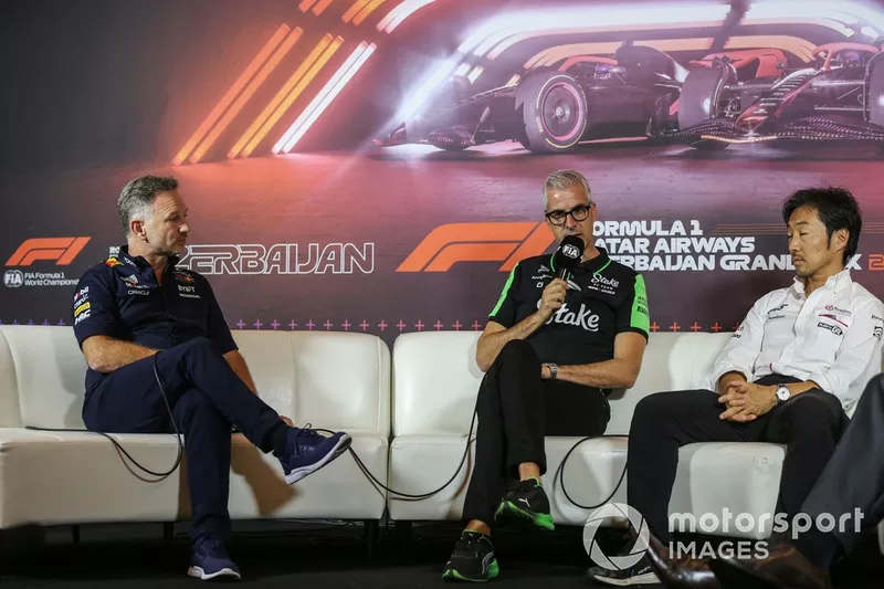 Christian Horner, directeur de l'équipe Red Bull Racing, Alessandro Alunni Bravi, représentant de l'équipe Stake F1 Team KICK Sauber, Ayao Komatsu, directeur de l'équipe Haas F1 Team, lors de la conférence de presse des directeurs d'équipe.