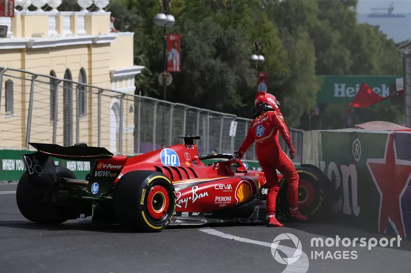 Charles Leclerc, Ferrari SF-24, s'éloigne de la voiture après avoir percuté la barrière.