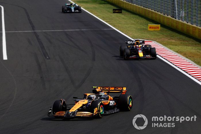 Lando Norris, McLaren MCL38, Max Verstappen, Red Bull Racing RB20, Lewis Hamilton, Mercedes F1 W15