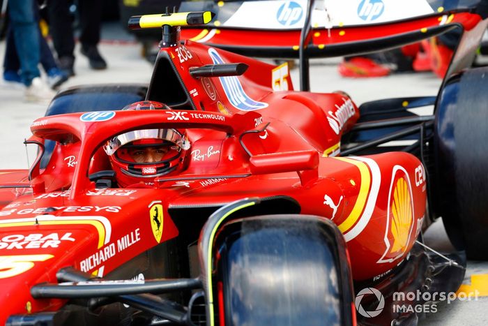 Carlos Sainz, Ferrari SF-24, en boxes 