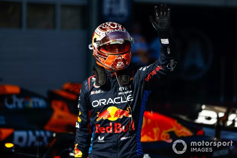Max Verstappen, Red Bull Racing, vainqueur de la pole position du sprint, fête son succès au Parc Ferme.