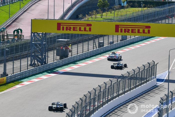 El Safety Car al frente de Lewis Hamilton, Mercedes F1 W11, and Valtteri Bottas, Mercedes F1 W11
