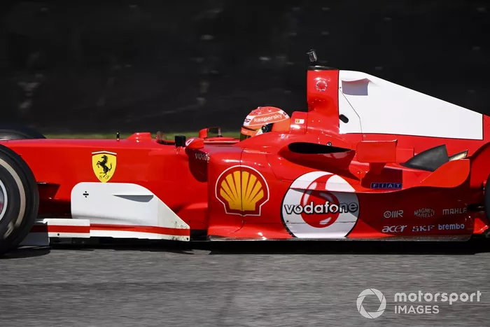 Mick Schumacher conduce el Ferrari F2004 con el que ganó el campeonato Michael Schumacher, en una carrera de demostración para celebrar el Gran Premio número 1000 de Ferrari 