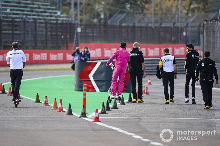 Lewis Hamilton, Mercedes-AMG F1, con Esteban Ocon, Renault F1