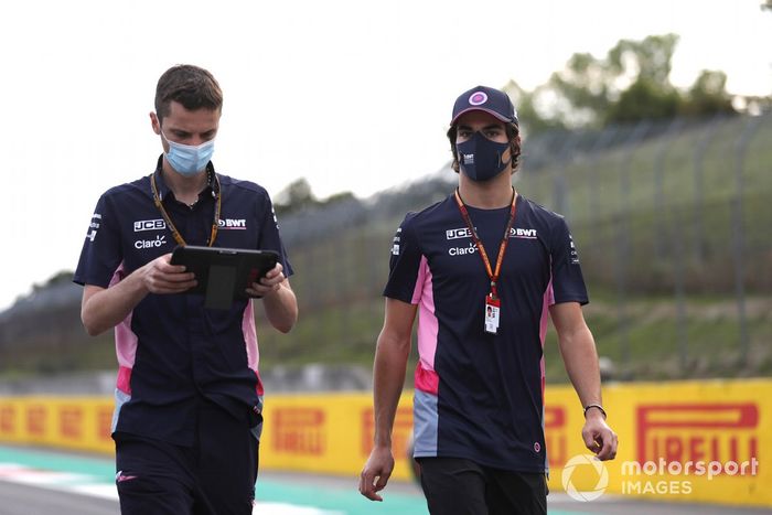 Lance Stroll, Racing Point, camina por la pista