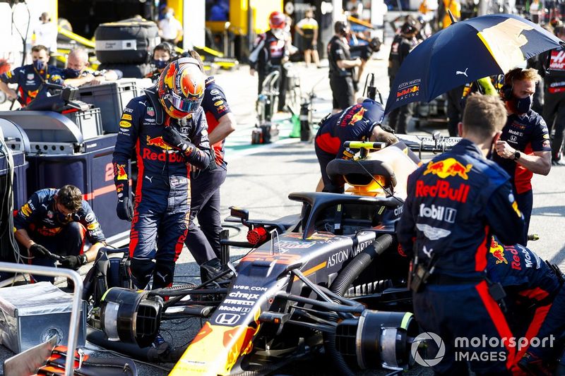 Alex Albon, Red Bull Racing entra en su monoplaza