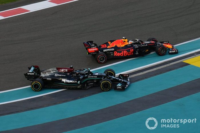 Lewis Hamilton, de Mercedes, y Max Verstappen, de Red Bull Racing, luchan por el liderato