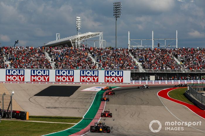 Sergio Pérez, Red Bull Racing RB16B, Charles Leclerc, Ferrari SF21, Daniel Ricciardo, McLaren MCL35M, y Carlos Sainz Jr., Ferrari SF21