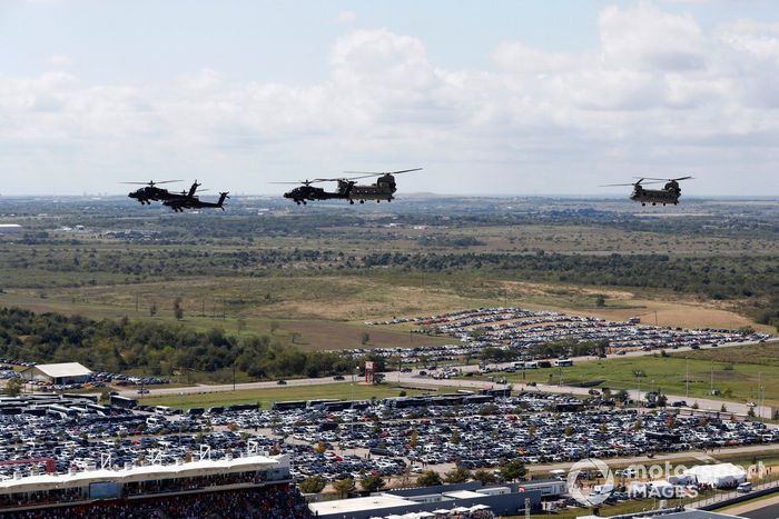 Un trío de AH-64A Apache y un par de CH-47D Chinooks forman la precarga de vuelo