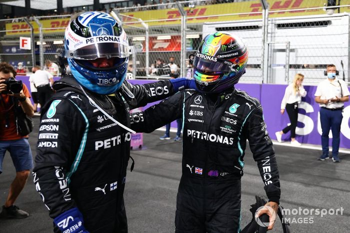 Segundo puesto Valtteri Bottas, Mercedes, y el ganador de la pole, Lewis Hamilton, Mercedes, se felicitan mutuamente en el Parc Ferme
