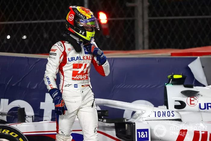 Mick Schumacher, Haas VF-21, se baja de su coche después de estrellarse en la carrera