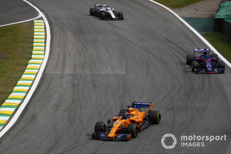 Fernando Alonso, McLaren MCL33, leads Brendon Hartley, Toro Rosso STR13, and Charles Leclerc, Sauber C37