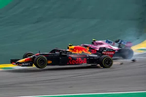 Le leader Max Verstappen, Red Bull Racing RB14 percute Esteban Ocon, Racing Point Force India VJM11 