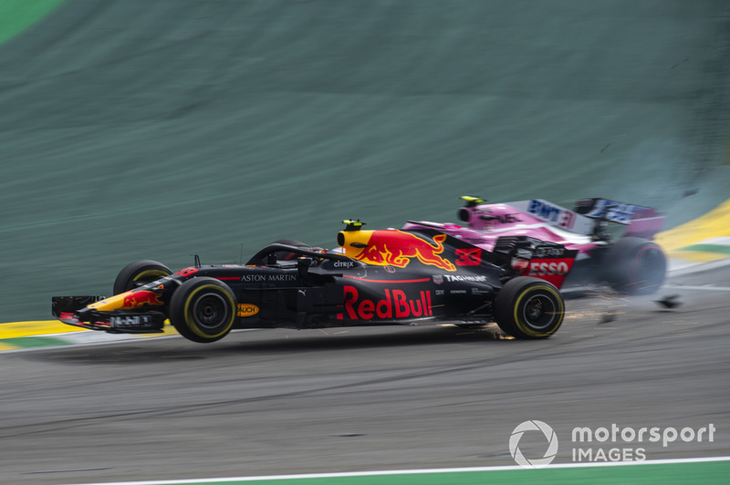 El líder de la carrera Max Verstappen, Red Bull Racing RB14 choca con Esteban Ocon, Racing Point Force India VJM11