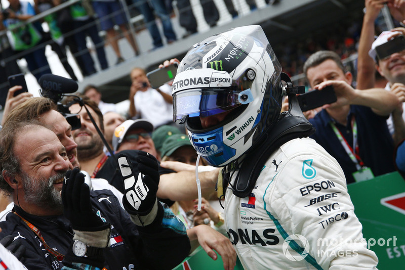 Valtteri Bottas, Mercedes AMG F1 W09 EQ Power+, festeggia nel parco chiuso con i suoi meccanici