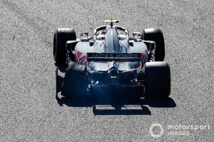 Kevin Magnussen, Haas F1 Team VF-18, con su neumático trasero reventado después de tocar con Charles Leclerc, Sauber C37 