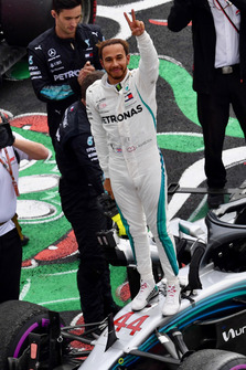 Lewis Hamilton, Mercedes-AMG F1 W09 EQ Power+, festeggia nel parco chiuso
