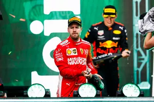 Podio: segundo lugar Sebastian Vettel, Ferrari, y el ganador de la carrera Max Verstappen, Red Bull Racing