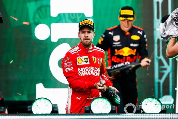 Podio: segundo lugar Sebastian Vettel, Ferrari, y el ganador de la carrera Max Verstappen, Red Bull Racing