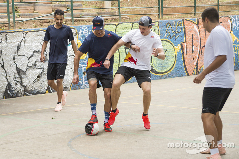 Max Verstappen y Daniel Ricciardo, Red Bull Racing juegan Futsal en Brasil