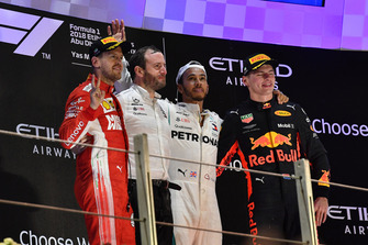 Bradley Lord, Head of Mercedes-Benz Motorsport Communications, Sebastian Vettel, Ferrari, Lewis Hamilton, Mercedes AMG F1 en Max Verstappen, Red Bull Racing