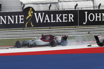 Charles Leclerc, Sauber C37 e Marcus Ericsson, Sauber C37, dopo l'incidente al primo giro