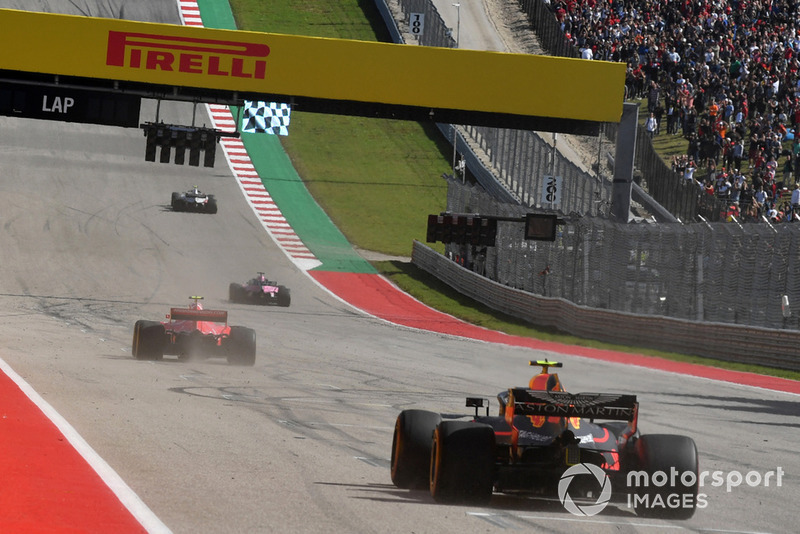 El ganador de la carrera, Kimi Raikkonen, Ferrari SF71H y Max Verstappen, Red Bull Racing RB14 toman la bandera a cuadros