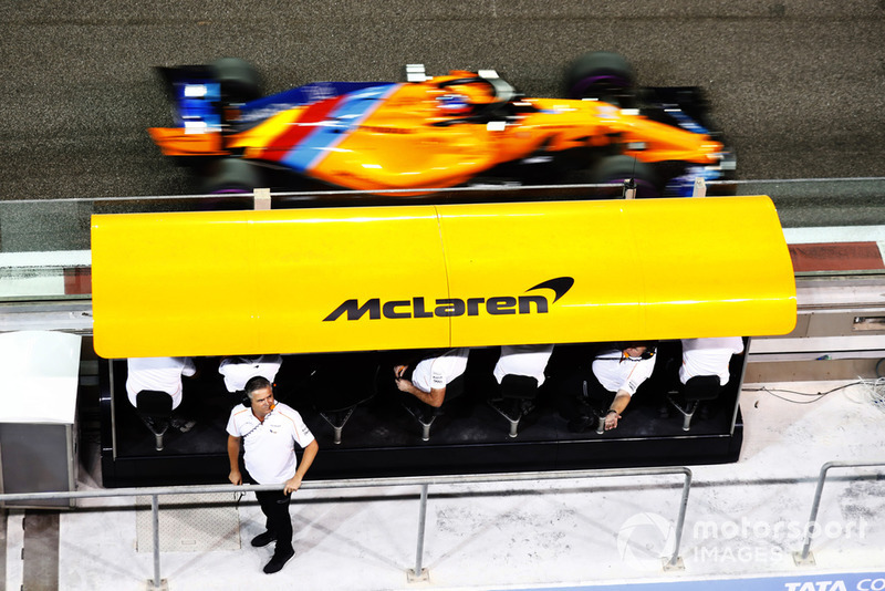 Gil de Ferran, Director Deportivo de McLaren, observa el foso mientras Fernando Alonso, McLaren MCL33, pasa a la pista.