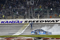Yarış galibi Martin Truex Jr., Furniture Row Racing Toyota