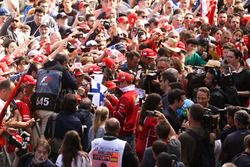 Kimi Raikkonen, Ferrari firma autógrafos para los fans