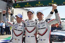 Racewinnaars Timo Bernhard, Earl Bamber, Brendon Hartley, Porsche Team