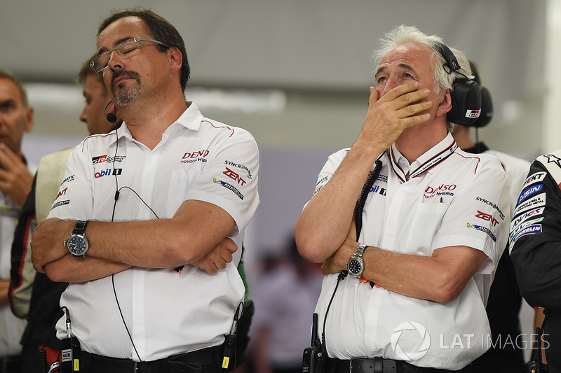 2. Rob Leupen, Team Manager, Toyota Gazoo Racing, reacciona tras el retiro del #9 con Hugues de Chaunac