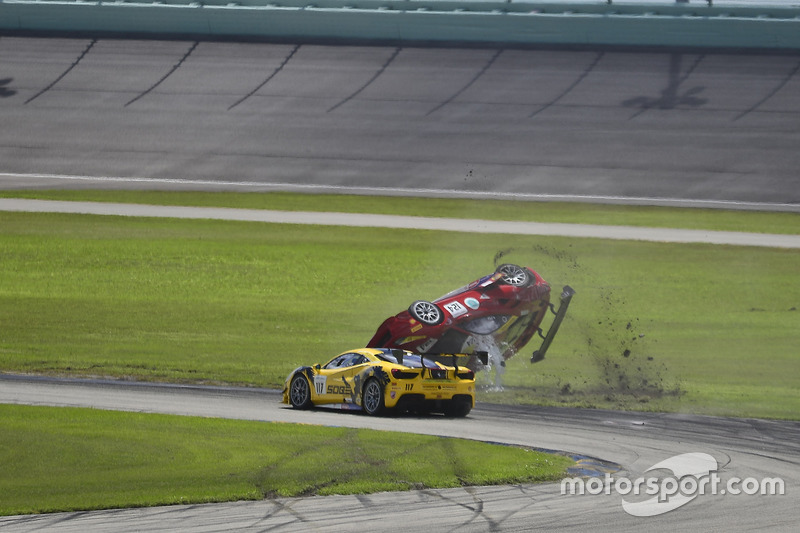 #124 Ferrari of Long Island Ferrari 488 Challenge: Jerome Jacalone, incidente