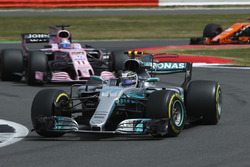 Valtteri Bottas, Mercedes AMG F1 W08, Sergio Perez, Sahara Force India F1 VJM10