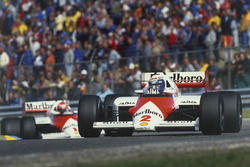 Alain Prost devant Niki Lauda, sur les McLaren MP4/2B TAG Porsche