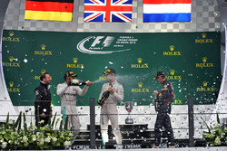 Подіум (зліва направо): Переможець гонки Льюїс Хемілтон, Mercedes AMG F1 святкує разом із товаришем