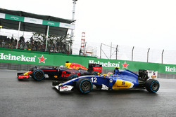 Феліпе Наср, Sauber C35 та Даніель Ріккардо, Red Bull Racing RB12, боротьба за позицію
