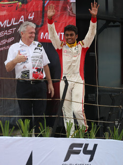 Pemenang Race 2, Akash Gowda, di podium