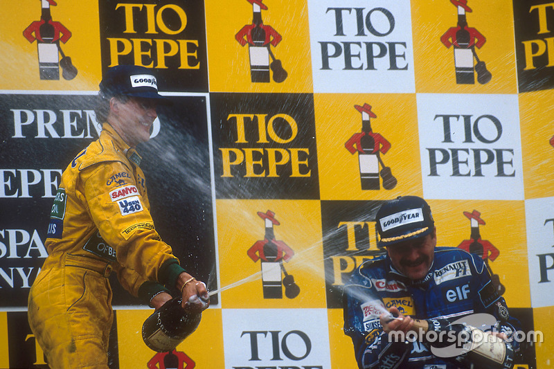 Podium: Racewinnaar Nigel Mansell, Williams Renault en tweede plaats Michael Schumacher, Benetton Fo