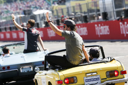 Fernando Alonso, McLaren, lors de la parade des pilotes