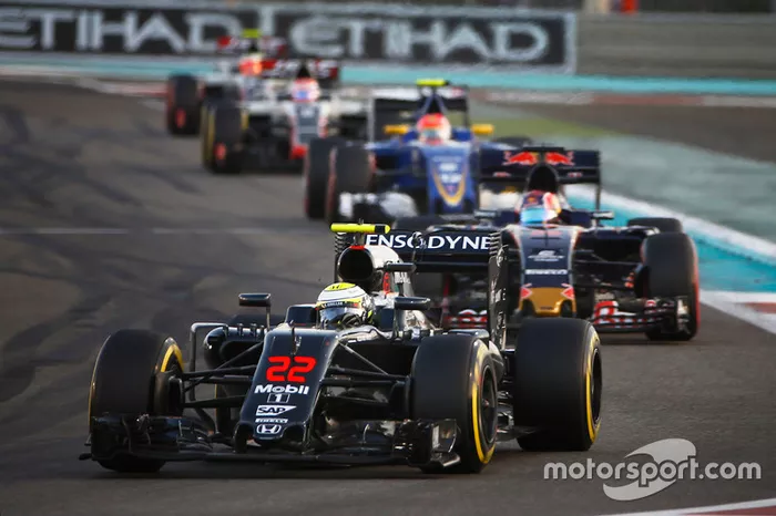 Jenson Button, que fazia a última prova da carreira na F1, cometeu um erro e quebrou a suspensão dianteira direita, abandonando a prova.