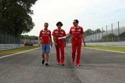 Sebastian Vettel, Ferrari y Riccardo Adami, Ferrari ingeniero caminan por la pista