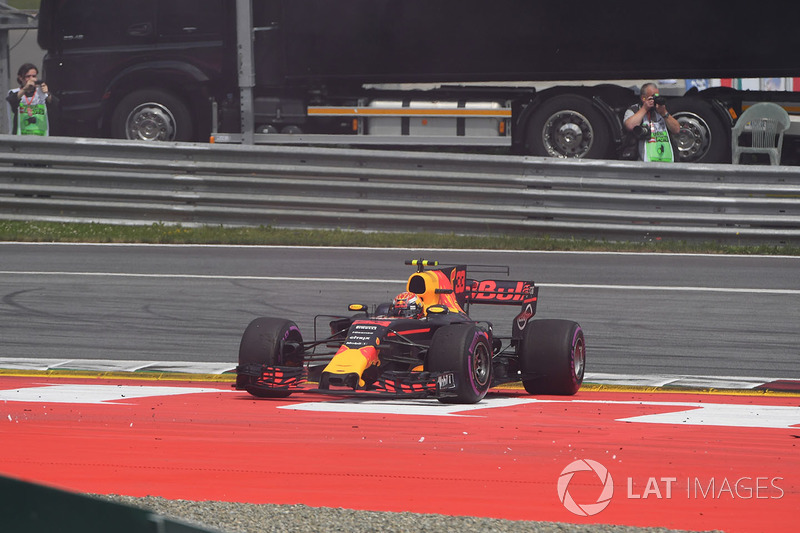 Max Verstappen, Red Bull Racing RB13, nach Kollision