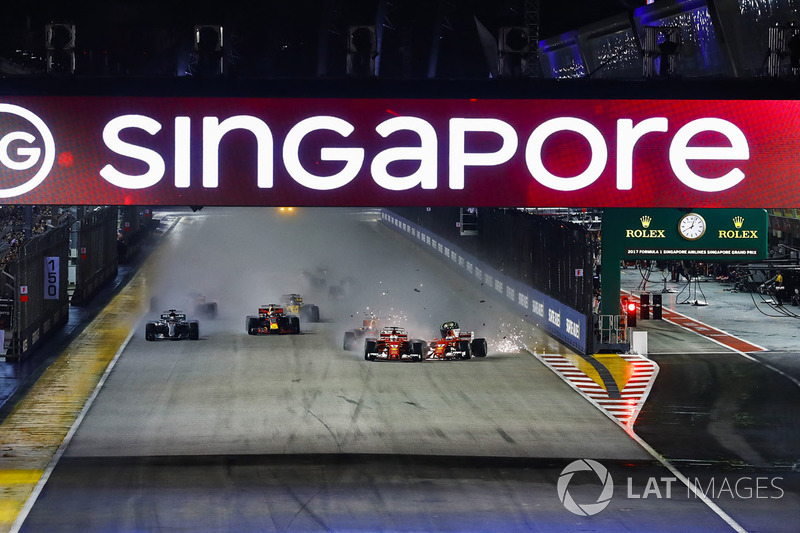  Sebastian Vettel, Ferrari SF70H, Max Verstappen, Red Bull Racing RB13, Kimi Raikkonen, Ferrari SF70H, collide at the start