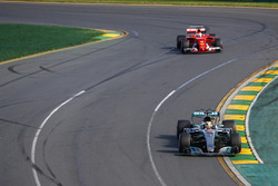 Льюис Хэмилтон, Mercedes AMG F1 W08, и Себастьян Феттель, Ferrari SF70H