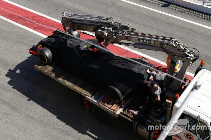 McLaren MCL32 Стоффеля Вандорна повертають назад на піт-лейн на вантажівці