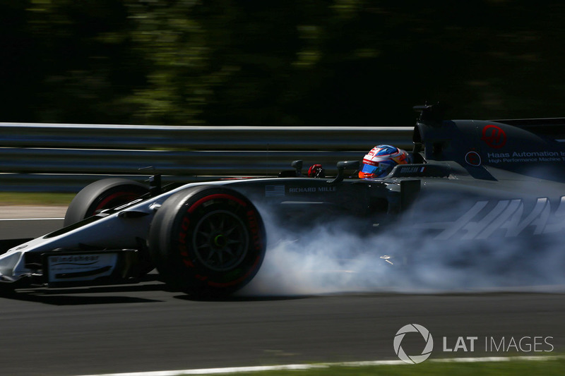 Romain Grosjean, Haas F1 Team VF-17, lastiklerini kilitliyor